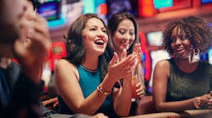 Tim kix388 bekerja di pusat operasi modern dengan monitor gaming dan sistem streaming live dealer